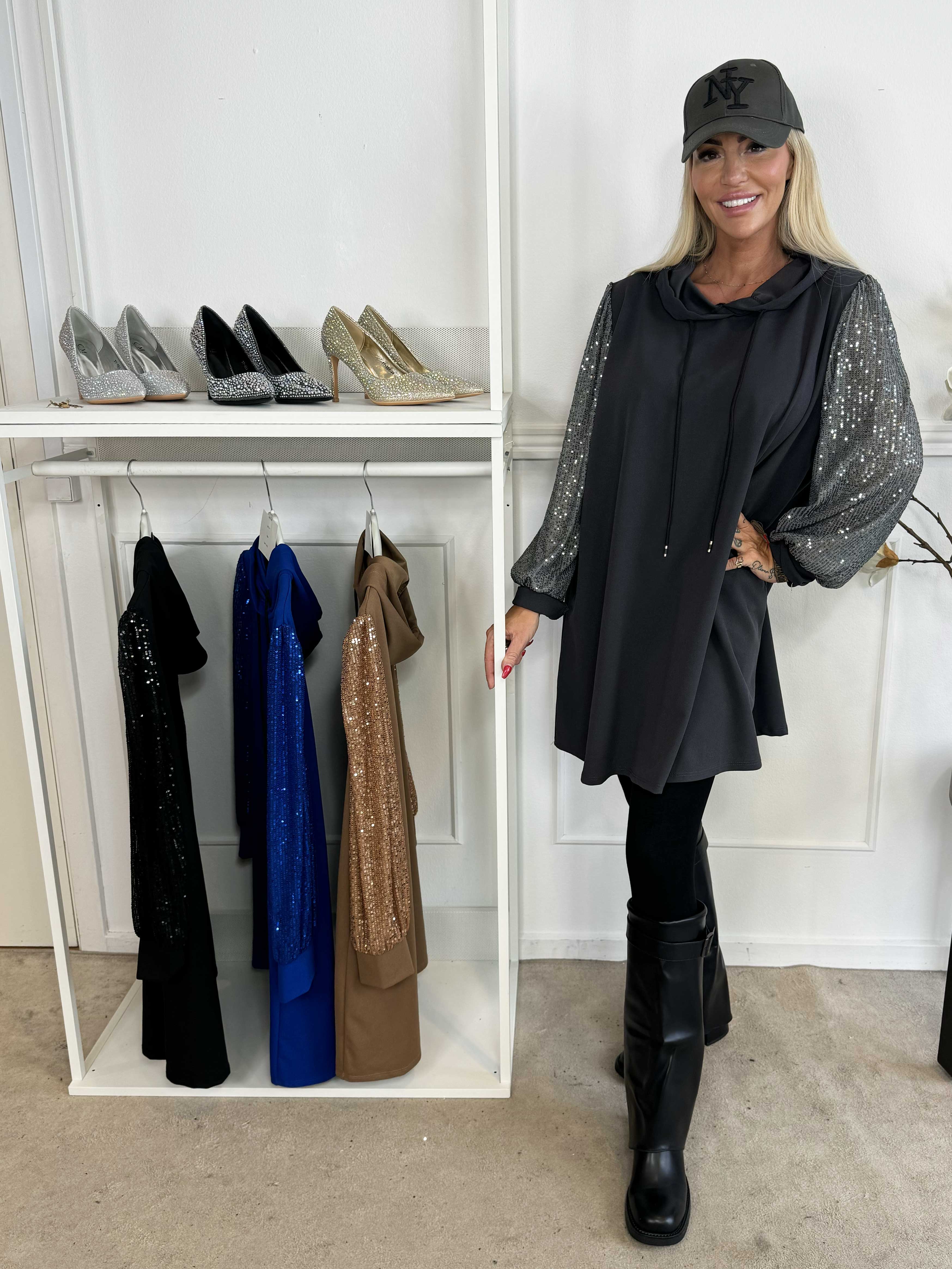 Adara - Enfärgad hoodie klänning med paljettärmar